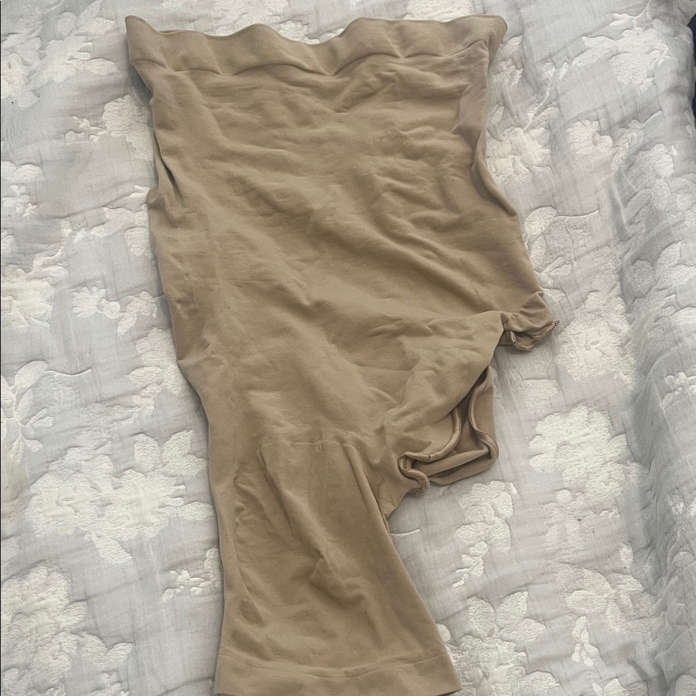 NWOT Skims Transition Short Left Leg Exposed